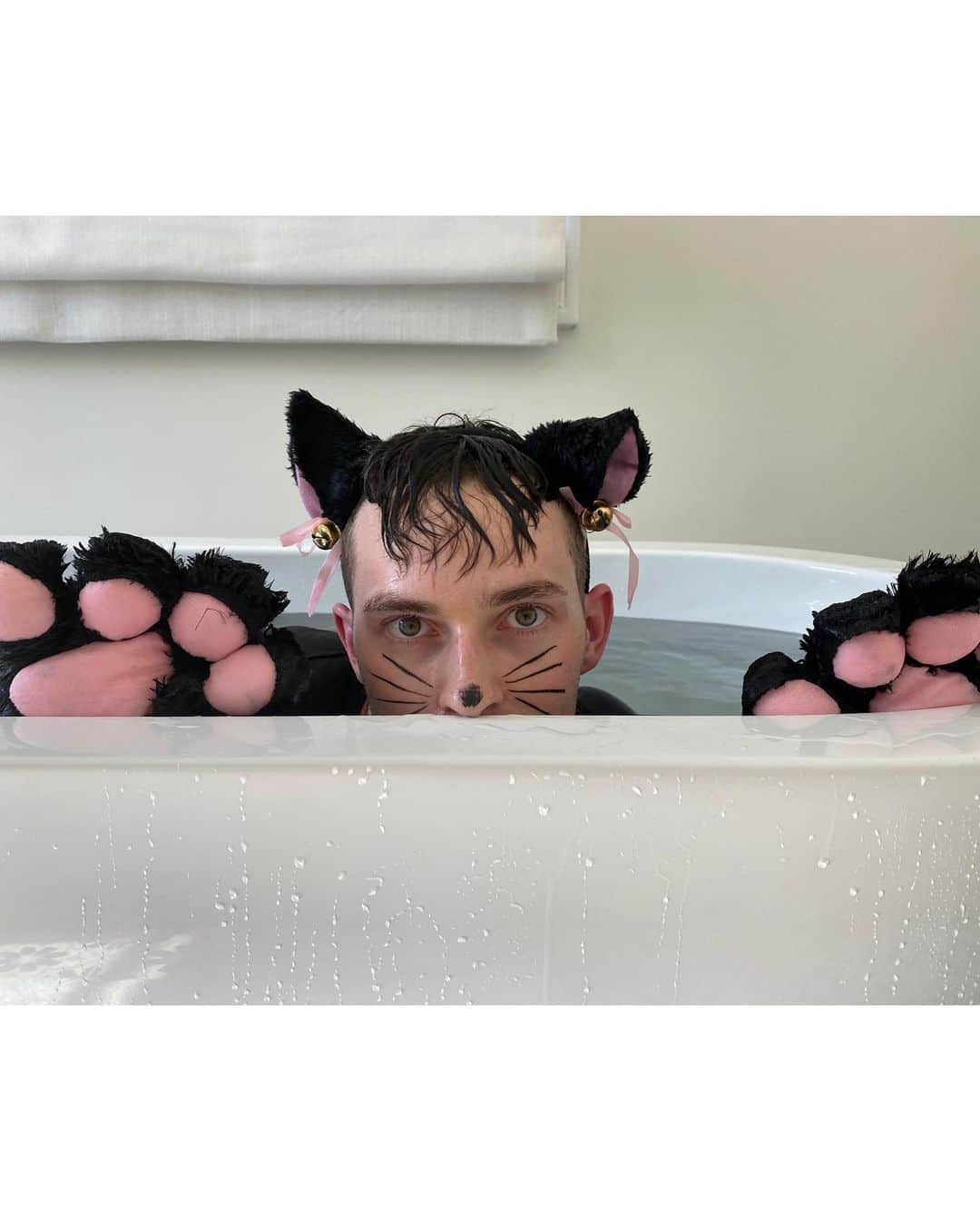 アダム・リッポンのインスタグラム：「Happy Halloween 🎃 I’m a WAP.」