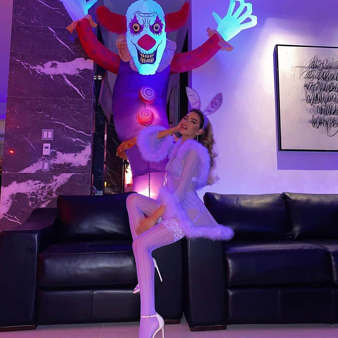 メイベリン・カペルーのインスタグラム：「¿Conejo malo o conejo bueno? 💜🐰」