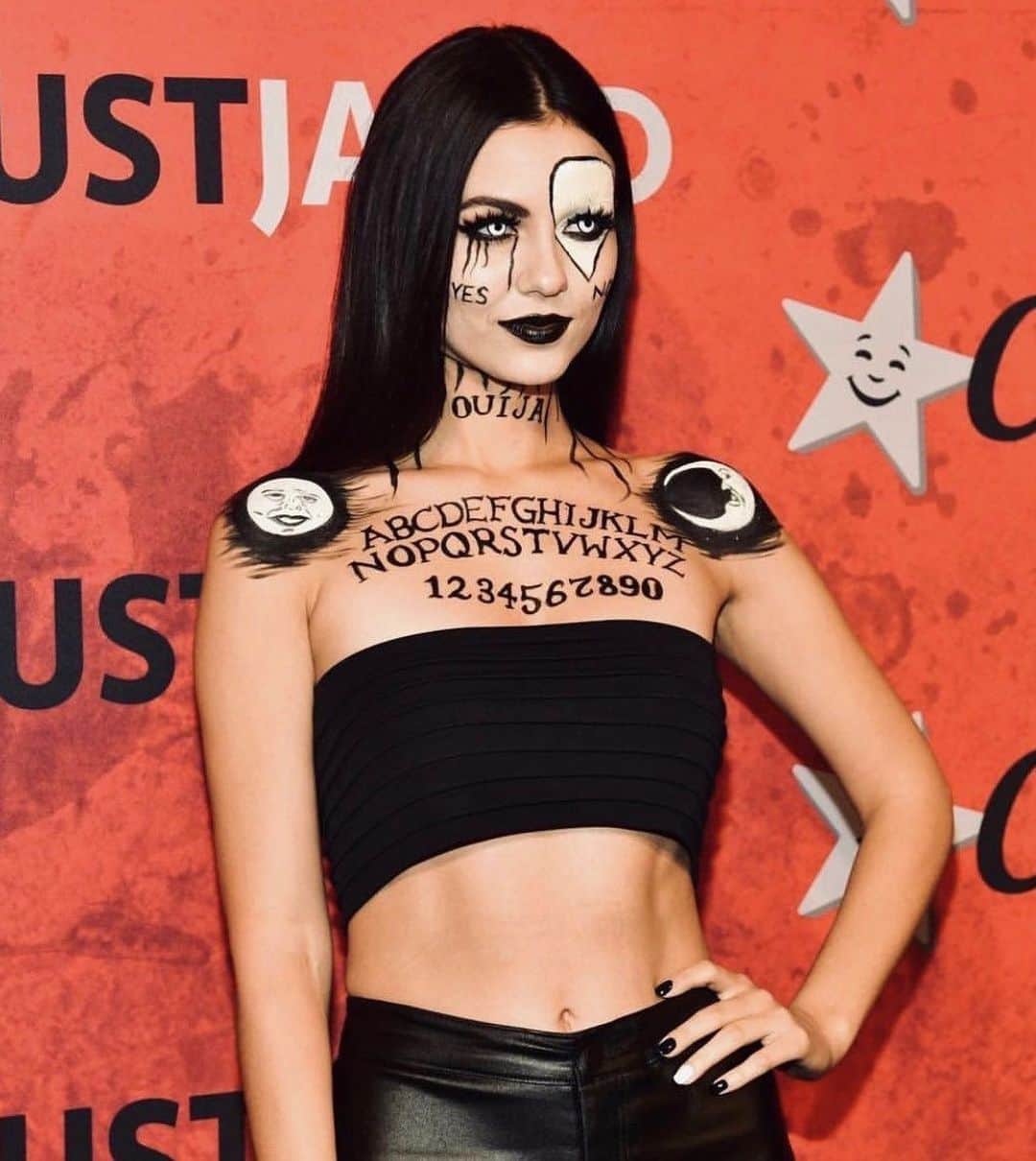 ヴィクトリア・ジャスティスのインスタグラム：「Be safe & be smart tonight! I’m still on set & missing the festivities but I’m there in spirit 👻 🔮 🎃 🧡 Here are some throwbacks, everyone have a spooktacular #Halloween!」