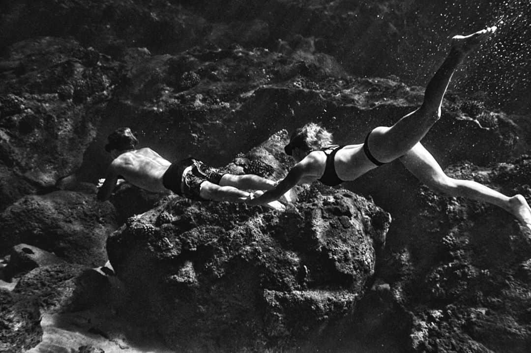 レイキー・ピーターソンのインスタグラム：「Underwater Uber. 🖤 @thomas_allan thanks for the shot @williekessel」