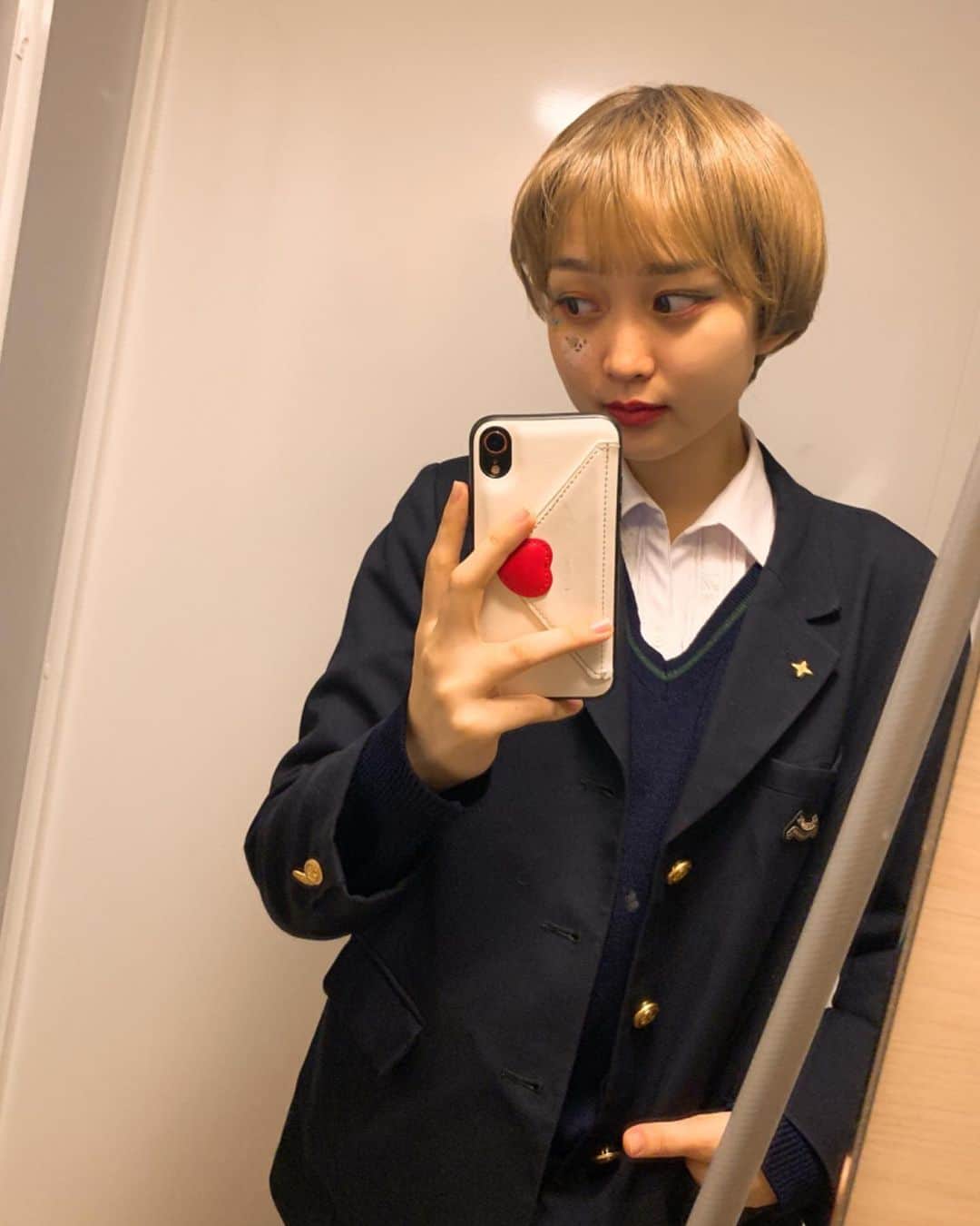 小林穂乃香のインスタグラム：「단발머리와 긴머리 뭘 더 좋아해요?﻿ ﻿ ﻿ ﻿ ﻿💁✂ フルウィッグ ボリュームマジック ピクシーカット シンディ (マッドモースト素材) #단발머리 #긴머리 #ピンクエイジ #pinkage #ピンクエイジハロウィン #ハロウィン #2020ハロウィン﻿」