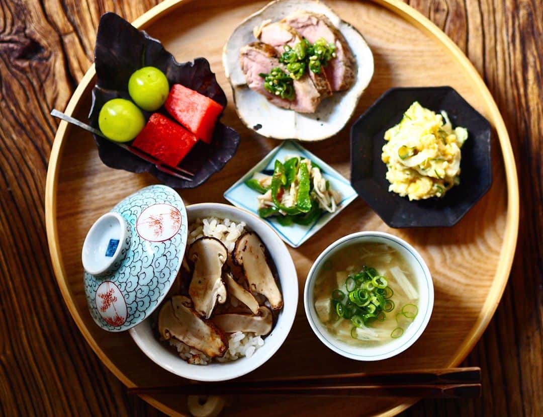 のインスタグラム：「. . . もう11月って皆んな言ってますね。 私もそう思います。 今日は松茸ごはんとスイカ。 季節感あるようで、、、ない！ .  . . . . . . . . . . . . . . .  . ⚫︎松茸ごはん ⚫︎えのきと豆腐と玉ねぎの味噌汁 ⚫︎ピーマンとえのきの和物 ⚫︎さつま芋ポテサラ ⚫︎低温調理の豚肉のローズマリーと黒ペッパーロースト ⚫︎フルーツ . . . .  #おうちごはん#おうちカフェ#ワンプレート朝ごはん#カラフルワンプレート#朝ご飯#朝ごはん#和んプレート#ワンプレートごはん#器#あさごはん#먹스타그램#음스타그램#おぼんdeごはん #低温調理#breakfast#foodporn#IGersJP#onthetable#japanesebreakfast#washoku#古伊万里 #吉田崇昭  #高田志保」