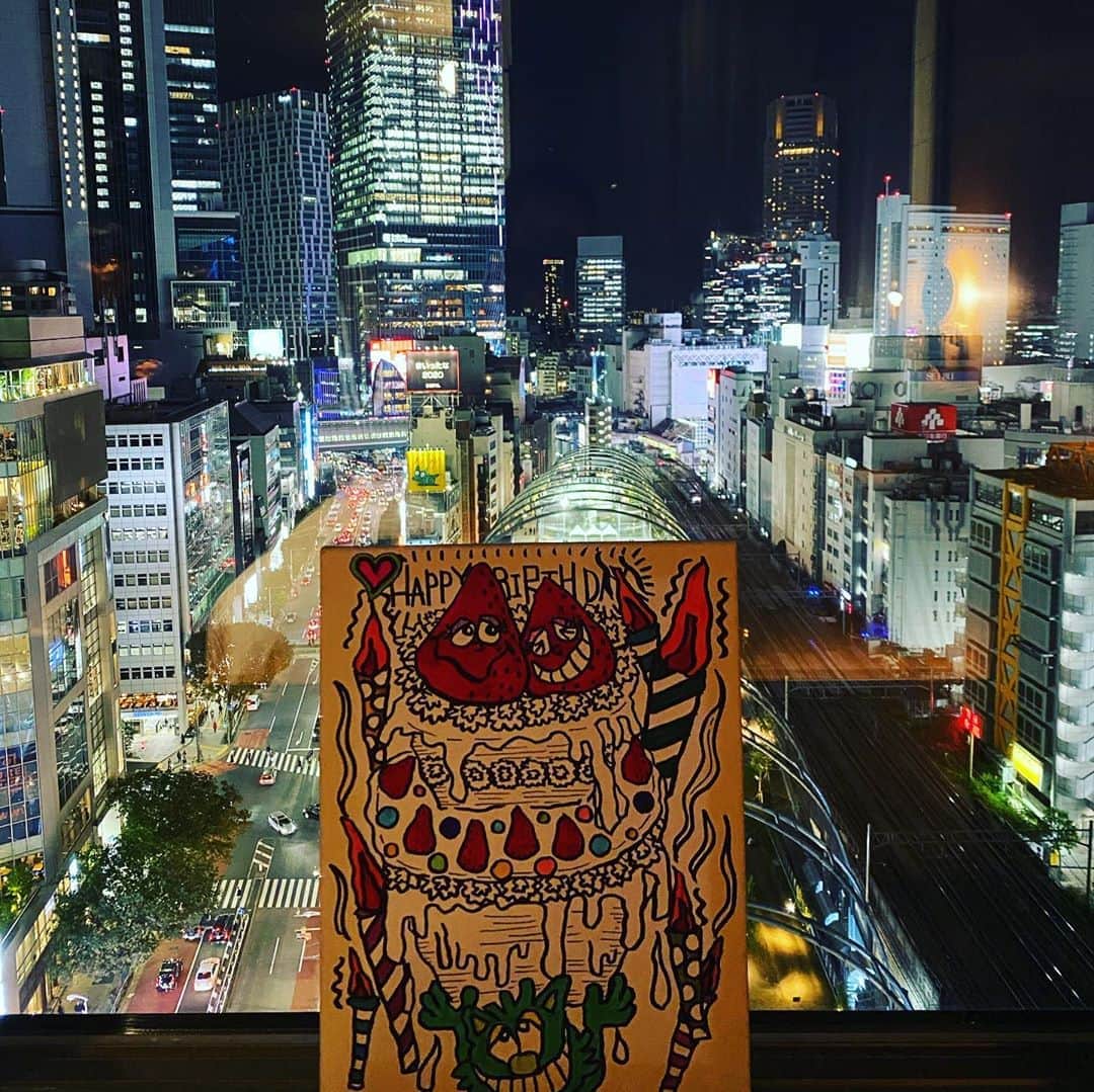 西山茉希さんのインスタグラム写真 - (西山茉希Instagram)「#東京 #渋谷 #宮下パーク #miyashitapark  #sequencemiyashitapark  #hotel  @sequence_miyashitapark   渋谷で泊まり、 渋谷を眺め、 都会を感じる。  当たり前に溶け込んでるこの地は 別世界みたいな街だったのになぁと。  娘のお誕生日を祝いながら、 胸の奥で16年間を振り返りそうになってかき消した。  #振り返るにはまだ早い #前へ前へ  喜ぶチビーズを、 また連れてこようと思える距離でした。  #小さな旅行 #近場のスペシャル #記憶と記録  日常にプラスワン。」11月1日 11時22分 - maki.nshiyama50