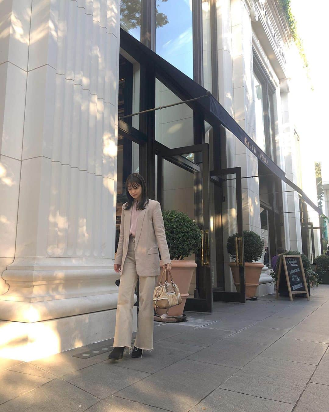 田崎さくらさんのインスタグラム写真 - (田崎さくらInstagram)「私服コーデ 🥜﻿ ﻿ ﻿ まだ着ていないジャケットがあったので﻿ 取り急ぎ温かい日に🌞﻿ ﻿ セットアイテムじゃないんだけど﻿ それっぽくなったコーデでした✌︎﻿ ﻿ ジャケットもパンツもZARA🤍﻿ ﻿ブラウスは、去年購入したlily brownのもの！」11月1日 11時19分 - sakura_tazaki