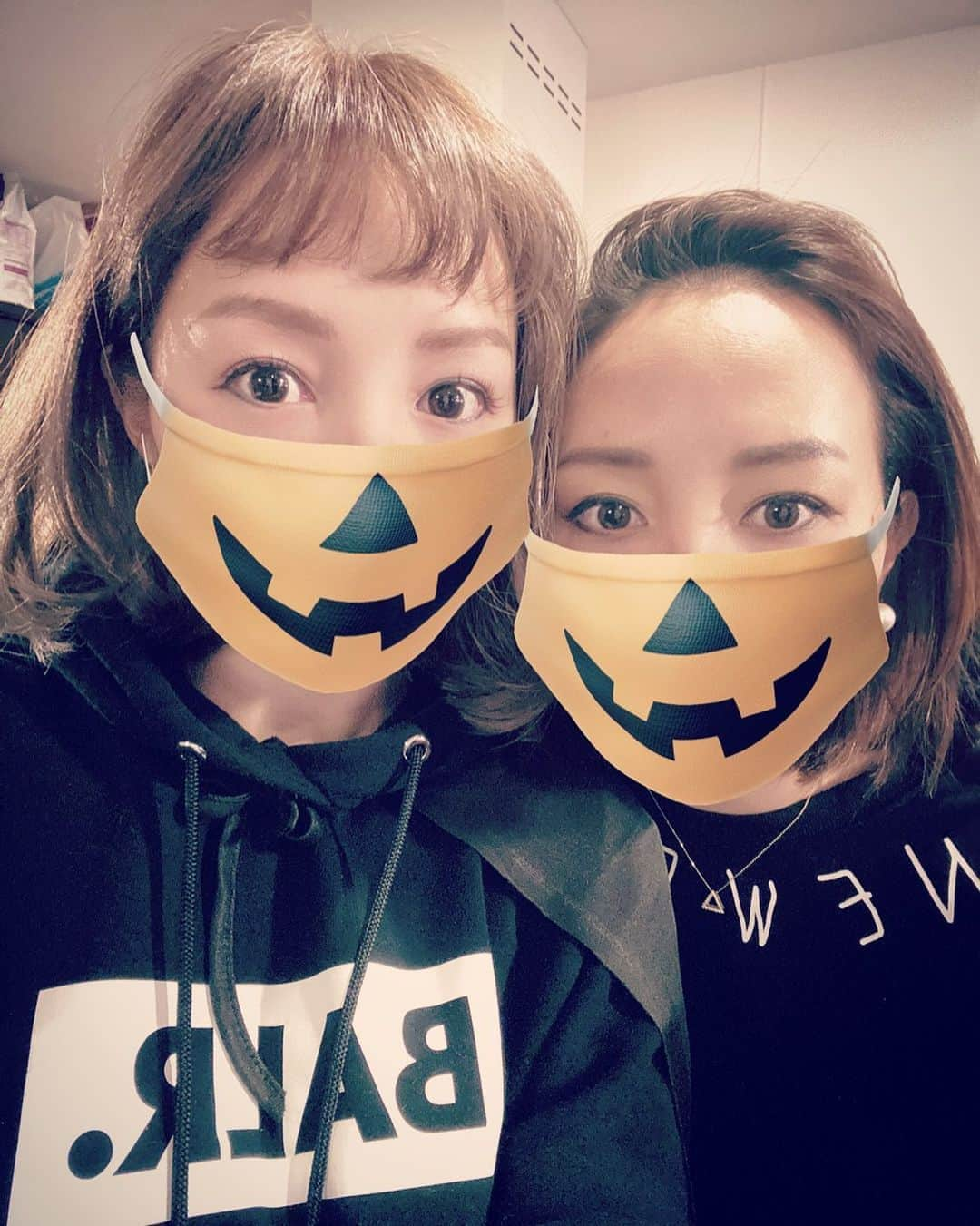 木村真野・紗野さんのインスタグラム写真 - (木村真野・紗野Instagram)「❸🎃✝️Happy halloween👻. アプリって便利だね📱📸笑. . #halloween #十字架　#cross #シスター　#ハロウィン　#アプリで仮装　#maya #saya #twins #twinstagram #双子　#BALR #newera #ボーラー　#ニューエラ　#黒　#black #2 #🎃」11月1日 11時19分 - mayasaya_kimura