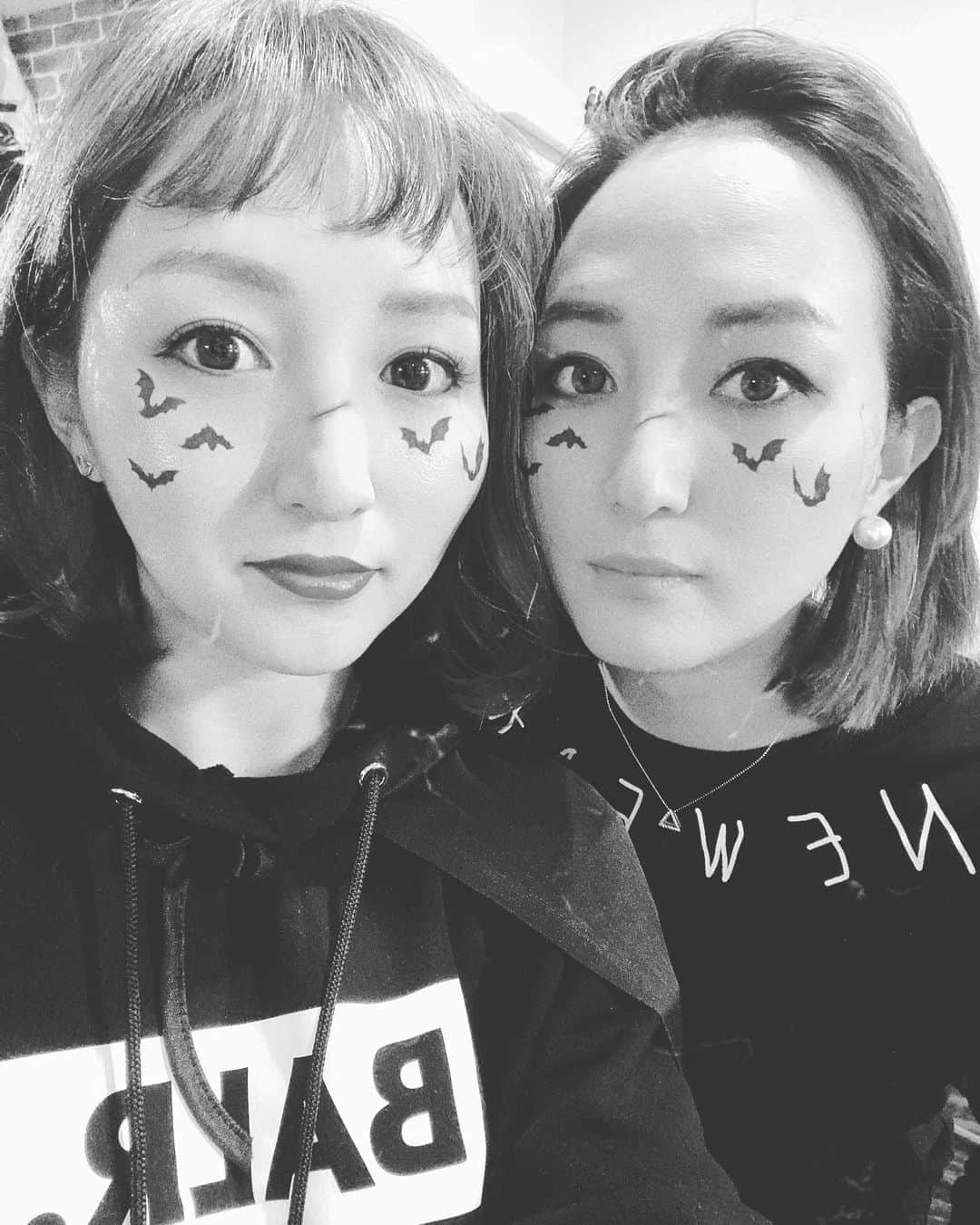 木村真野・紗野さんのインスタグラム写真 - (木村真野・紗野Instagram)「❹ 🎃✝️Happy halloween👻. アプリって便利だね📱📸笑. . #halloween #十字架　#cross #シスター　#ハロウィン　#アプリで仮装　#maya #saya #twins #twinstagram #双子　#連続投稿ごめんなさい #BALR #newera #blackandwhite #白と黒」11月1日 11時22分 - mayasaya_kimura