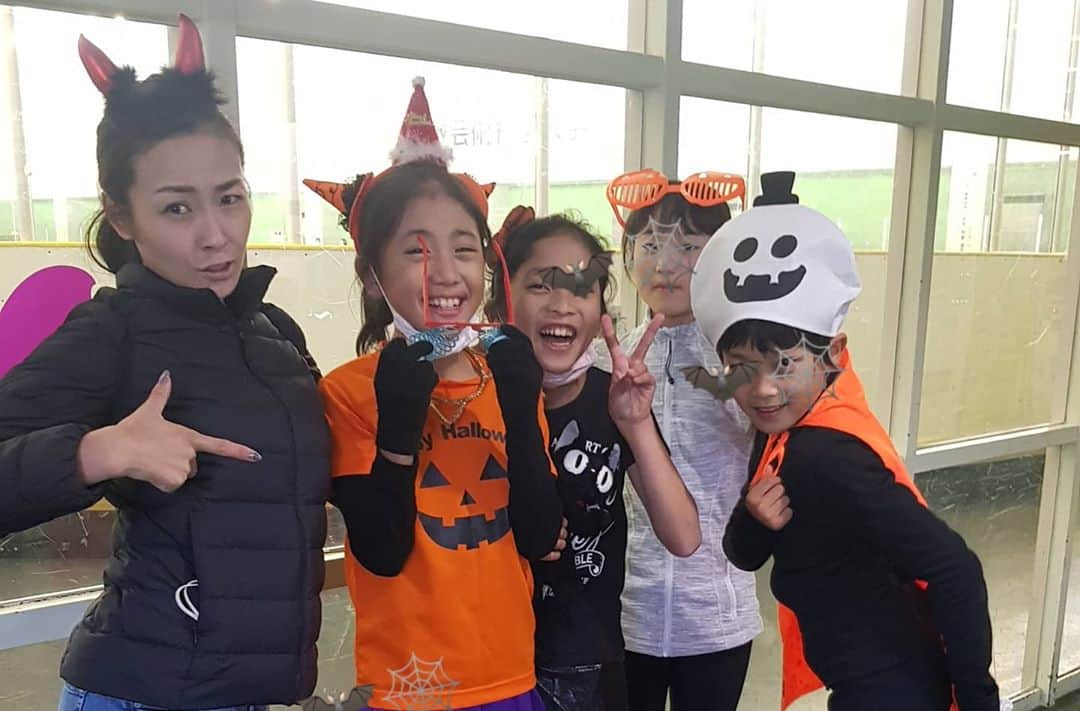平井絵巳のインスタグラム：「🎃ハロウィンレッスン🎃 フランスへ戻る前の最終日のレッスンにて！ プチ仮装で練習しました！！ 最高の笑顔😊😁☺️楽しそうに滑る姿を見て こちらまでHappyになりました！」
