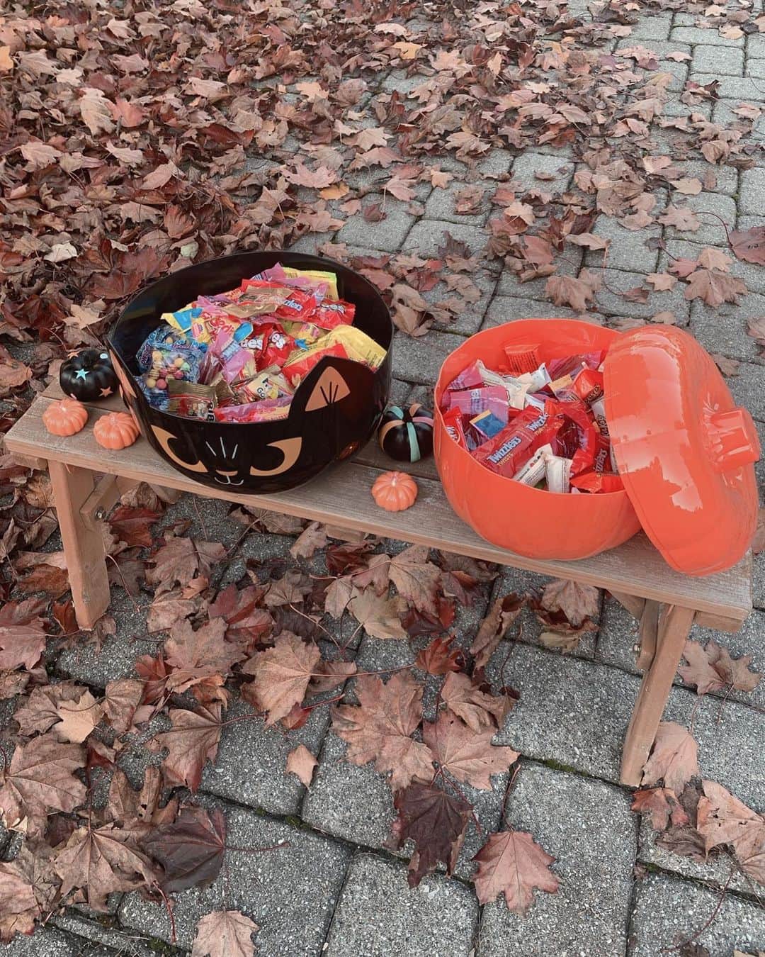 ソン・テヨンさんのインスタグラム写真 - (ソン・テヨンInstagram)「: #halloween  한바퀴 돌며 요즘에 맞춰 센스있게  비대면 할로윈♡ #trickortreat 🎃🎃🎃🎃」11月1日 5時58分 - sontaeyoung_official