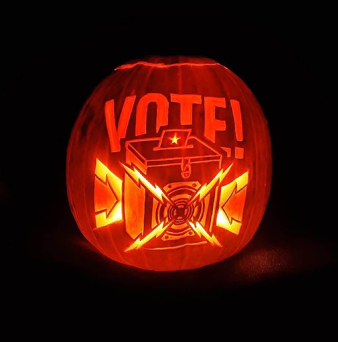 のインスタグラム：「Check out this awesome carved pumpkin by @origamibyfrasco! Thank you Paul! #ElectionDay is only THREE DAYS AWAY… let’s get out the #VOTE!⁠ -Shepard⁠ ⁠ #halloween2020 #vote #obey #obeygiant #shepardfairey」