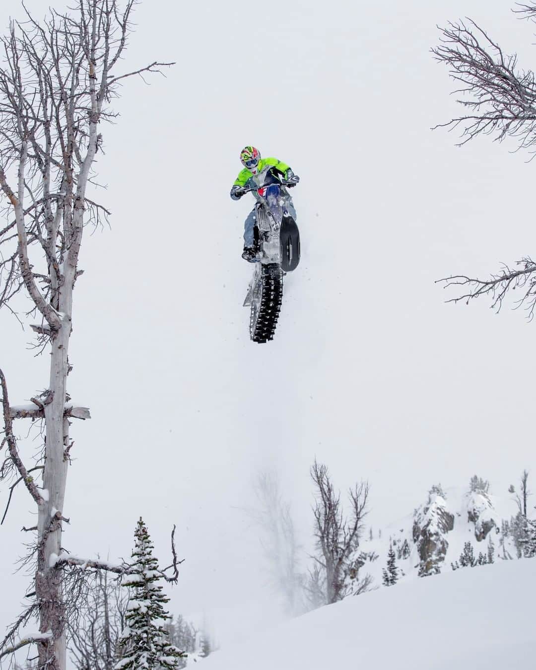 のインスタグラム：「well, our bucket list just got a little bit longer 😲  👐: @ronnie_renner #redbull #givesyouwiiings#snowbike #snow #winter #moto #snowmobile #ski」
