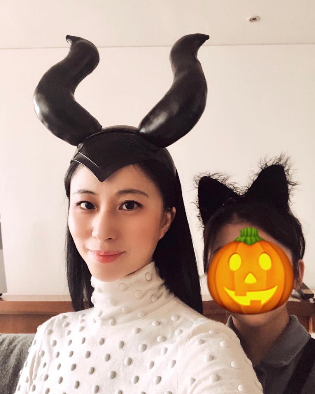 三浦瑠麗さんのインスタグラム写真 - (三浦瑠麗Instagram)「ハロウィンでほんとの悪者みたいになってしまった。 マレフィセントのPRでいただいたツノ。おちびさんは今年も猫。」11月1日 6時03分 - lullymiura