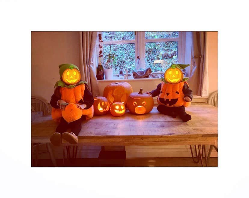 ダイアナ湯川さんのインスタグラム写真 - (ダイアナ湯川Instagram)「Happy Halloweeeeeeen! 🎃👻🎃  . . . #halloween #happyhalloween #jackolanterns #pumpkins #daughters #sisters #family #love #happiness #blessed #childhood #motherhood」11月1日 6時10分 - diana.yukawa
