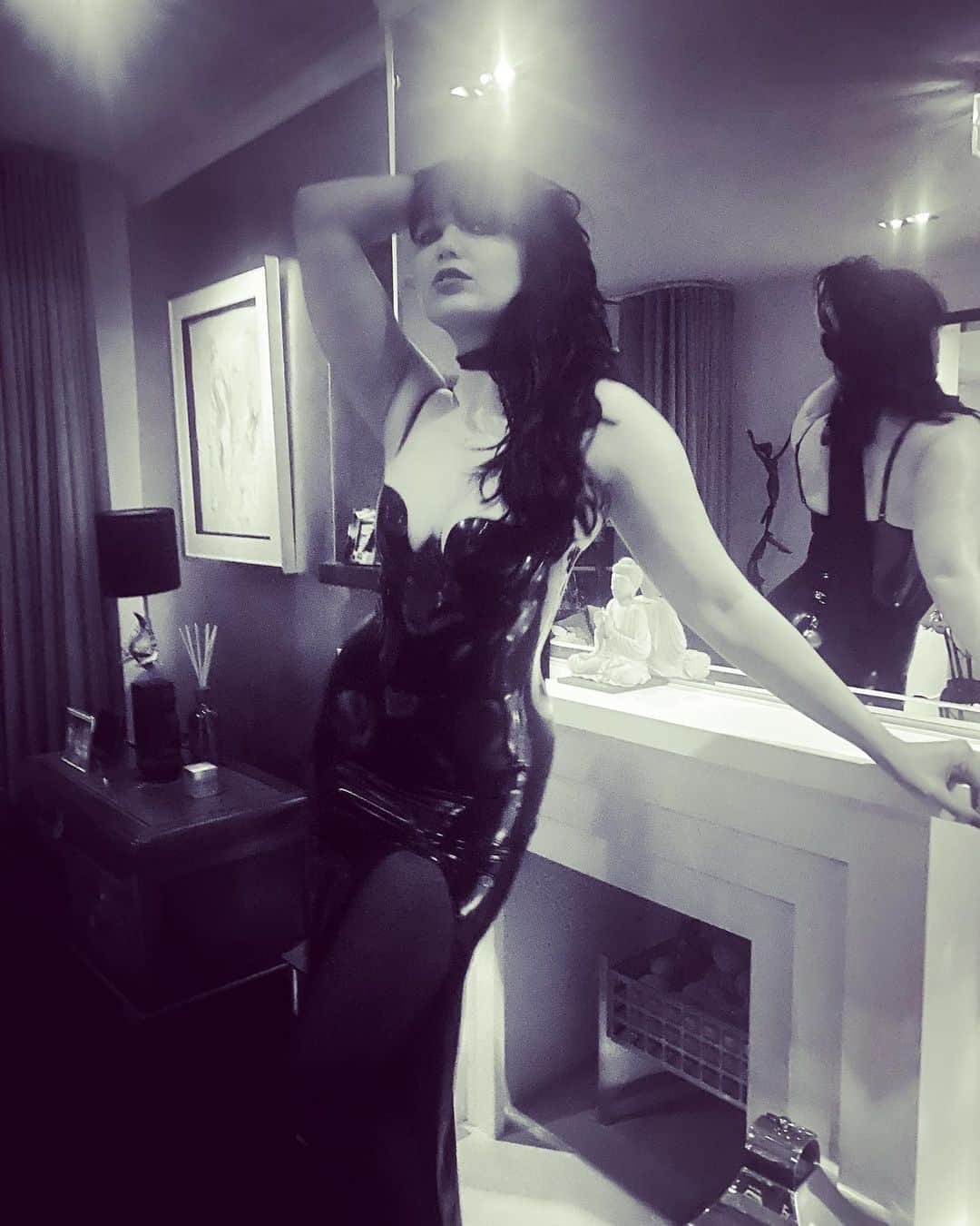 デイジー・ロウのインスタグラム：「Ready for lockdown part deux? halloween dreams by the greatest @atsukokudolatex 🖤」