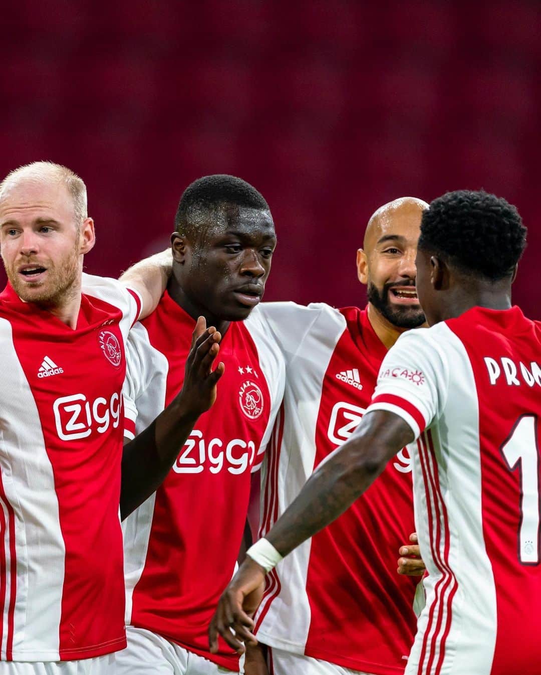 アヤックス・アムステルダムさんのインスタグラム写真 - (アヤックス・アムステルダムInstagram)「The Ajax way ➥ @BrianBrobbeyy 🤍♥️🤍 66’ - Ajax debut  74’ - First goal #ajafor #ForTheFuture」11月1日 6時13分 - afcajax