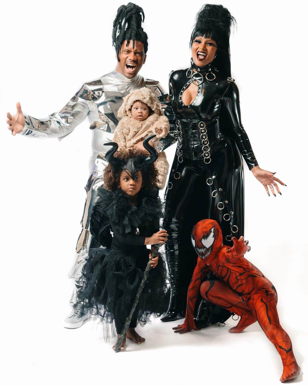 ラッセル・ウィルソンのインスタグラム：「Family Fun! Busta. Janet. Carnage. Maleficent. Lil Pup. 🎃🎃🎃」