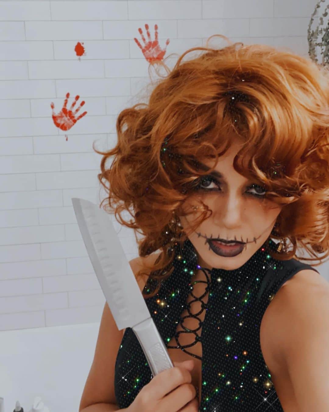 ヴァネッサ・ハジェンズさんのインスタグラム写真 - (ヴァネッサ・ハジェンズInstagram)「The butcher knife and bloody handprints.... a series 😈😈😈😈🖤🔪 I love Halloween lol」11月1日 6時15分 - vanessahudgens