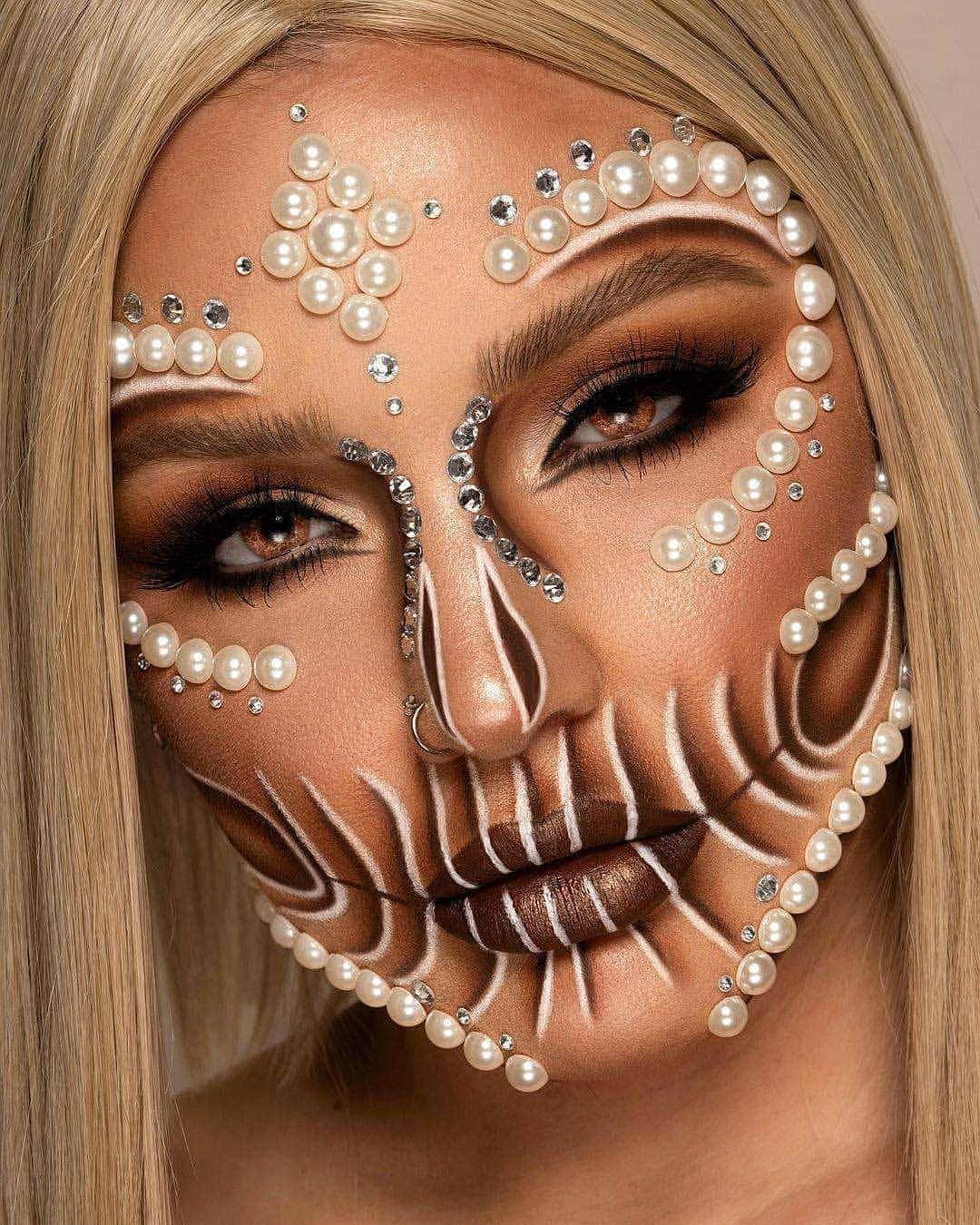 BECCAさんのインスタグラム写真 - (BECCAInstagram)「When the whole crew gets SPOOKY. 👻 See how BECCA was incorporated into these #Halloweenmakeup looks.  🎃@margeesharma wears Backlight Priming Filter, Pressed Highlighter in Champagne Pop, and sets her look with Hydra-Mist Set + Refresh Powder 🎃@makeup.bymanuela wears Pressed Highlighter in Vanilla Quartz 🎃 @chelsreymua wears Pressed Highlighter in Moonstone and sets their look with Hydra-Mist Set + Refresh Powder 🎃 @maishamouu wears Light Gleam Liquid Eyeshadow in Laser 🎃@theresaeltagonde wears Sunlit Bronzer in Bronzed Bondi  🎃@elizerskylight1401 wears Becca Glow Gloss 🎃 @carladysonmakeup wears Pressed Highlighter in Moonstone」11月1日 6時19分 - beccacosmetics