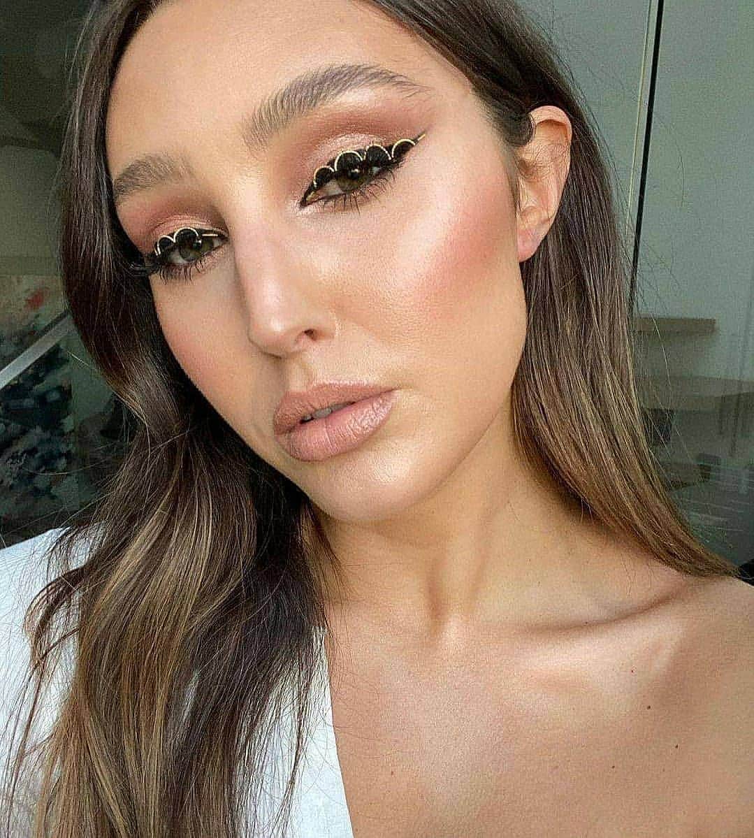 BECCAさんのインスタグラム写真 - (BECCAInstagram)「When the whole crew gets SPOOKY. 👻 See how BECCA was incorporated into these #Halloweenmakeup looks.  🎃@margeesharma wears Backlight Priming Filter, Pressed Highlighter in Champagne Pop, and sets her look with Hydra-Mist Set + Refresh Powder 🎃@makeup.bymanuela wears Pressed Highlighter in Vanilla Quartz 🎃 @chelsreymua wears Pressed Highlighter in Moonstone and sets their look with Hydra-Mist Set + Refresh Powder 🎃 @maishamouu wears Light Gleam Liquid Eyeshadow in Laser 🎃@theresaeltagonde wears Sunlit Bronzer in Bronzed Bondi  🎃@elizerskylight1401 wears Becca Glow Gloss 🎃 @carladysonmakeup wears Pressed Highlighter in Moonstone」11月1日 6時19分 - beccacosmetics