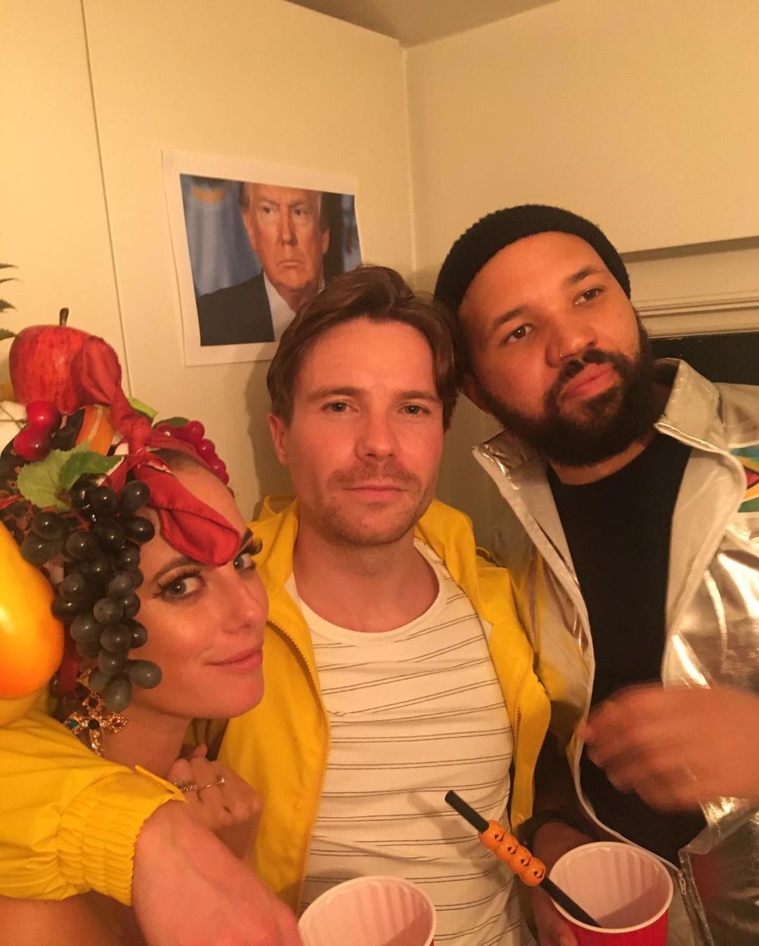 カヤ・スコデラリオさんのインスタグラム写真 - (カヤ・スコデラリオInstagram)「#Tb to last years Halloween party at ours with amazing friends and touching etc. - this year I’m alone in Canada, watching schitts Creek in my bathrobe. I’ve never been more afraid. #votehimout #wearamask」11月1日 6時22分 - kayascods