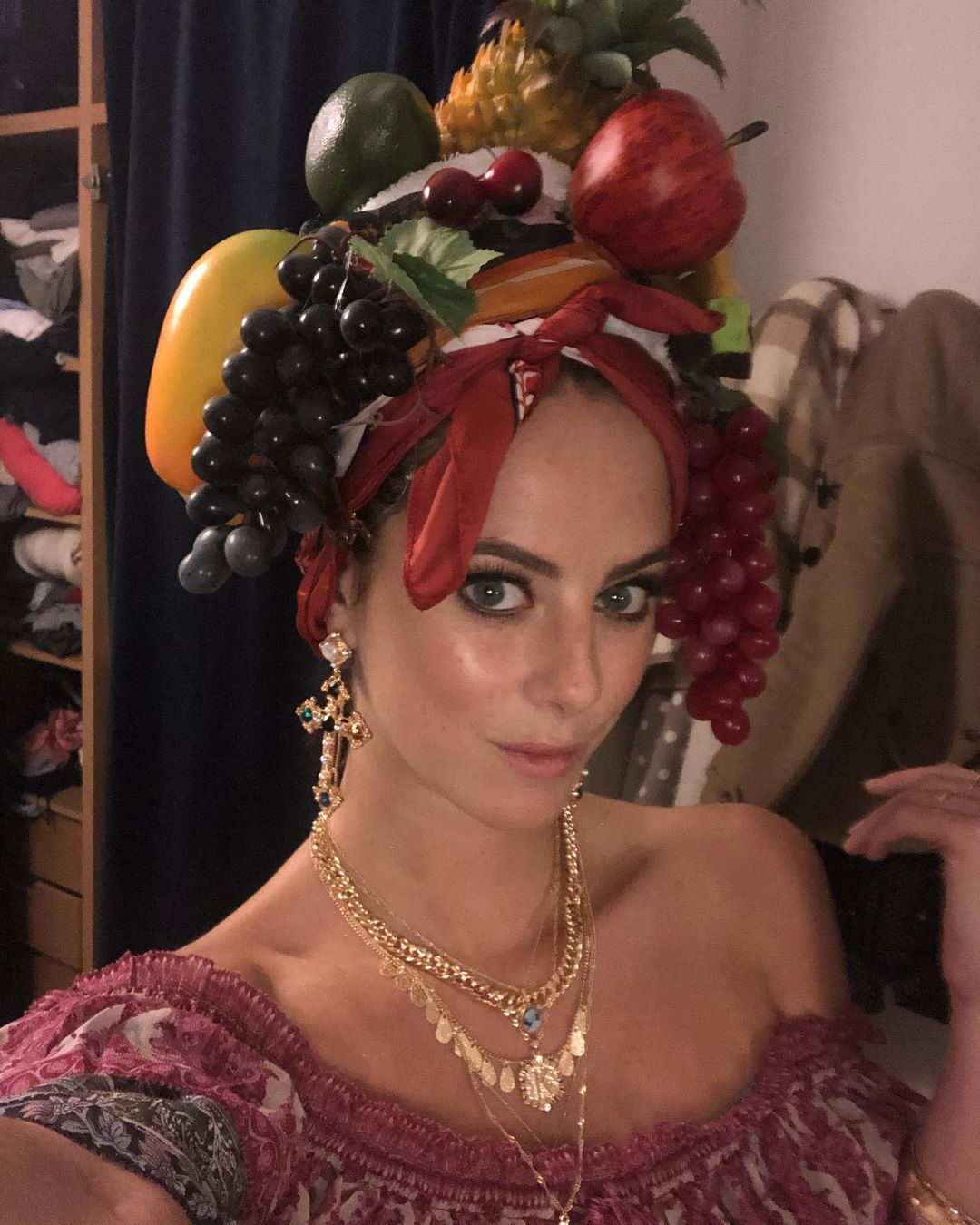 カヤ・スコデラリオのインスタグラム：「#Tb to last years Halloween party at ours with amazing friends and touching etc. - this year I’m alone in Canada, watching schitts Creek in my bathrobe. I’ve never been more afraid. #votehimout #wearamask」