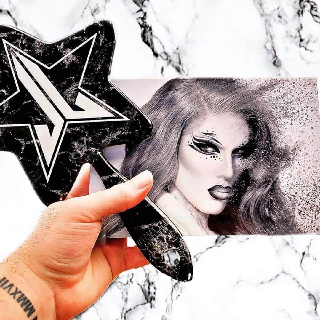 Jeffree Star Cosmeticsさんのインスタグラム写真 - (Jeffree Star CosmeticsInstagram)「Who’s dipping into their #CREMATED palette today? Drop some 🖤🖤 down below 💀 Photo by: @jarrodmua   #jeffreestarcosmetics」11月1日 6時24分 - jeffreestarcosmetics