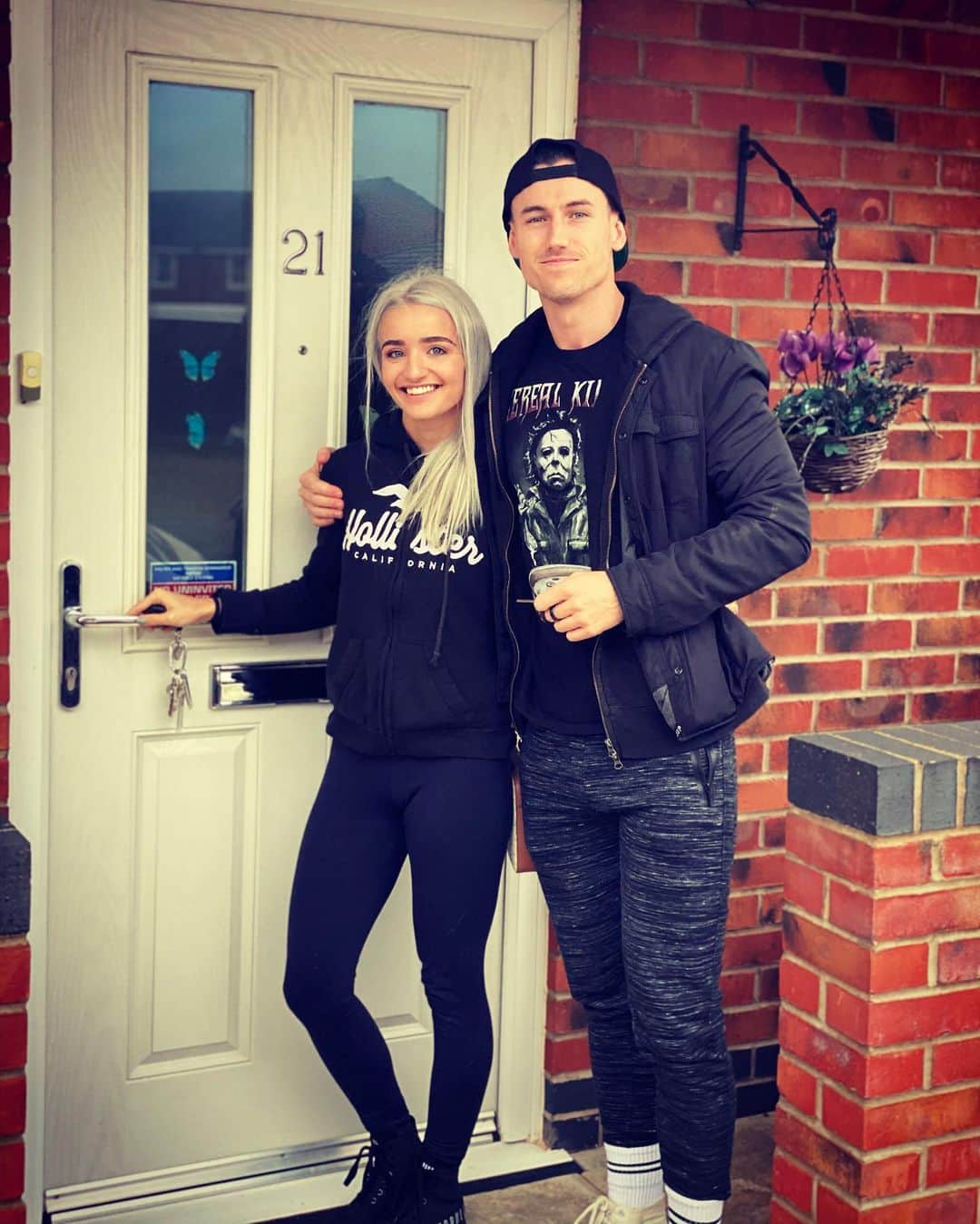 ザイヤ・ブルックサイドのインスタグラム：「We got the keys to our perfect little bungalow!! 🏡   Today we drove an hour and half to our new home, painted for 8 hours and just got back to our old house ready to pack up the rest of our stuff and move in on Monday 🥰  I am so extremely grateful for this life that I am living and for having @seankustom by my side through this incredible journey called life 🙏🏻✨   Don’t let anyone tell you that you can’t do something. I just bought a house at 22 years of age when all the odds were against me... Age, self employed, COVID, the list goes on. But you know what, you can do absolutely anything if you put your mind to it, manifest it and believe that you’re already there 🙏🏻」