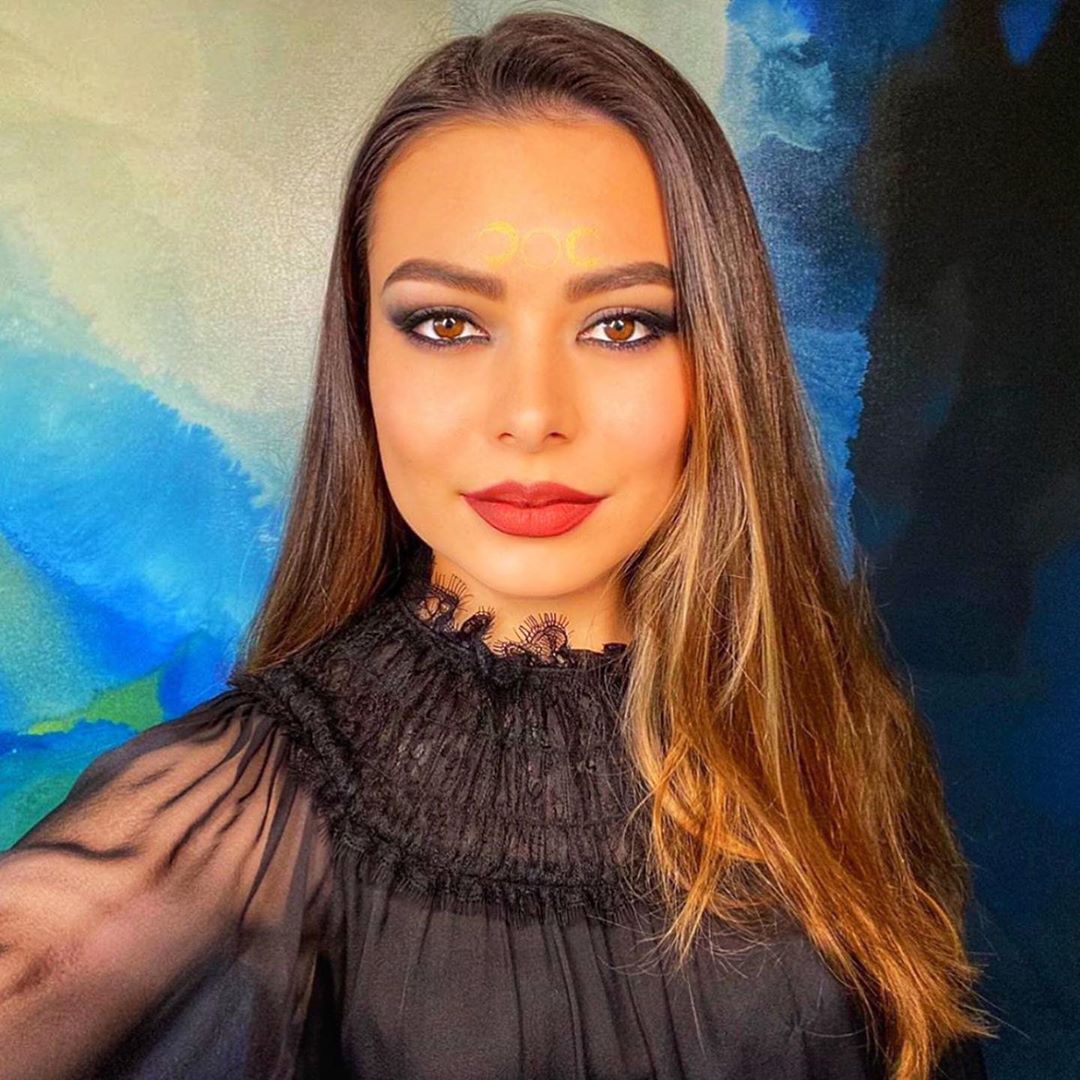 ミランダ・コスグローヴのインスタグラム：「Happy Halloween! Got to see @thecraftmovie last night and loved it. Thanks @whitneycummings for putting on the coolest socially distanced backyard screening ever. 🖤」