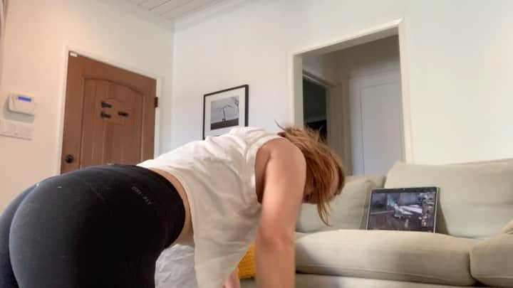 ホーランド・ロデンのインスタグラム：「Adult Halloween consists of a Halloween themed workout class! Man I am out of shape in 2020 is what I learned- @amandakloots you think she is a warrior - if you haven’t worked out with her you don’t know the half of it! She comes comes up with the weirdest angles - love me some weird angles 🙌🏻👌🏻👊🏻 #happyhealthyhalloween」