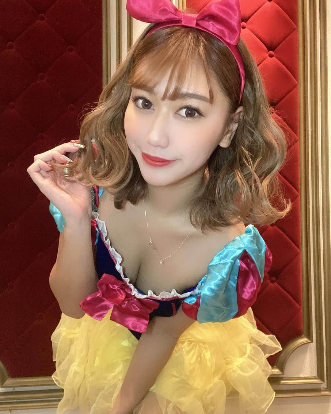 エマさんのインスタグラム写真 - (エマInstagram)「・ ハロウィン1日目は白雪姫になりまちた🍎 ・ ・ ・ ・  #burlesque #burlesquetokyo #バーレスク東京 #バーレスク #パーティーオン #六本木 #歌舞伎町 #キャバ嬢 #いいね返し  #水着#グラビア #バーレスク東京第7世代  #ビジョビ #ハロウィンコスプレ #ハロウィン #白雪姫 #白雪姫コーデ #showgirl #japanesegirl #instagood #instalike」11月1日 6時38分 - ema_burlesque