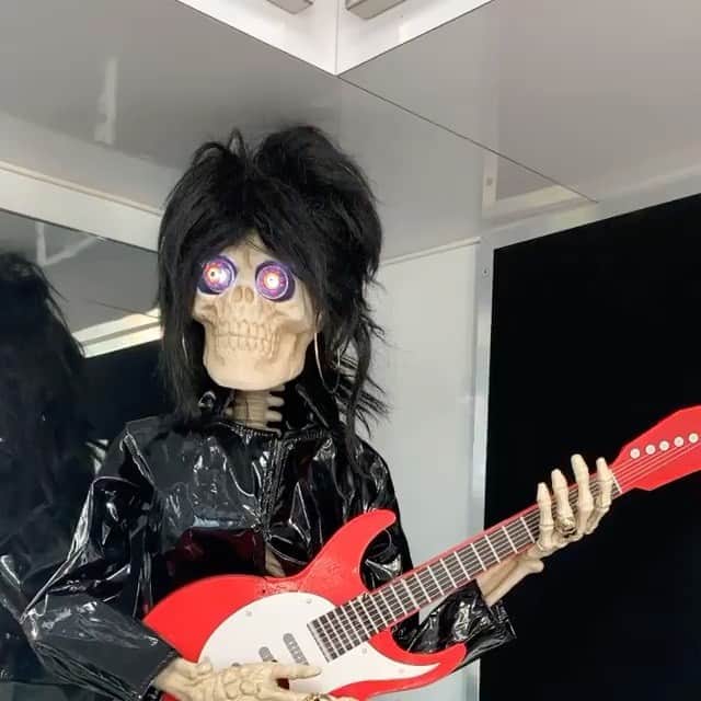 メアリー・マクドネルのインスタグラム：「thank you @lizardeye22 I LOVE BONE JETT #happyhalloween」
