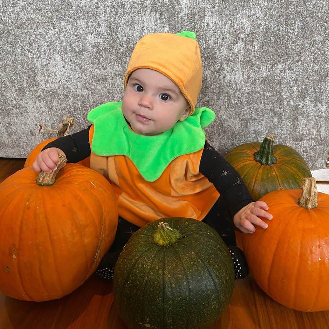 アレックス・モーガンのインスタグラム：「How can baby's first Halloween be anything other than a pumpkin!」
