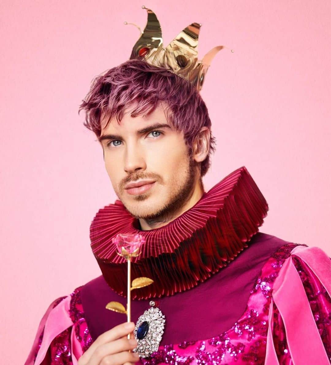 ジョーイ・グレーセッファのインスタグラム：「I’m gonna be your bubblegum ̶b̶i̶t̶c̶h̶ prince 🍬👑 costume by @kevingermanier 📸 @michaelbecker88」