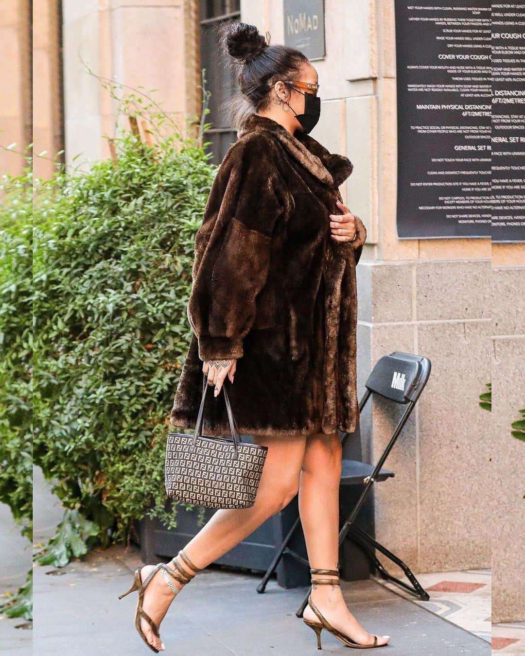 Just Jaredさんのインスタグラム写真 - (Just JaredInstagram)「Rihanna (@badgalriri) was seen heading back into the NoMad hotel on Saturday after reportedly filming something there on Thursday. The “set” rules were seen posted outside the venue’s front door. #Rihanna Photo:  Backgrid」11月1日 7時00分 - justjared