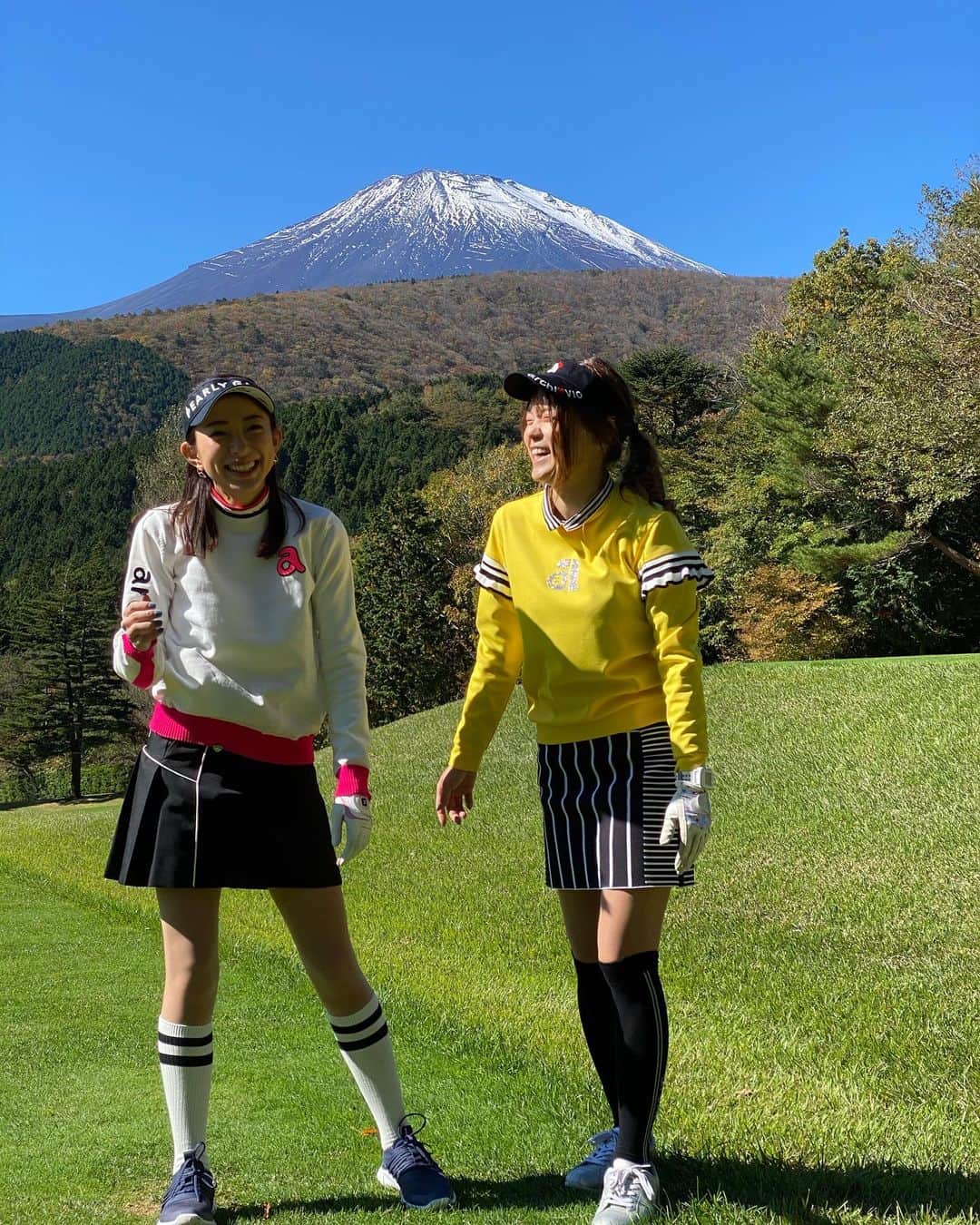 RIKAさんのインスタグラム写真 - (RIKAInstagram)「. 富士山をバックに🗻♡ . 笑いすぎた一日🤣 . なにがそんな面白かったのかな？ とりあえず妹が最高です🥰💕 @aya27_golf  . . . #ゴルフ#golf#⛳️#ゴルフ女子#ゴルフ好き#ゴルフウエア#ゴルフコーデ#ゴルフスイング#골프 #골프웨어 #골프스윙 #여행 #해외여행 #골프스타그램 #골프중독 #와인 #소주 #좋은시간 #アルチビオ #ゴートゥグリーン#ビビゴルフ#vivigolf#姉妹#富士山#篭坂ゴルフクラブ」11月1日 7時00分 - rinrikagolf