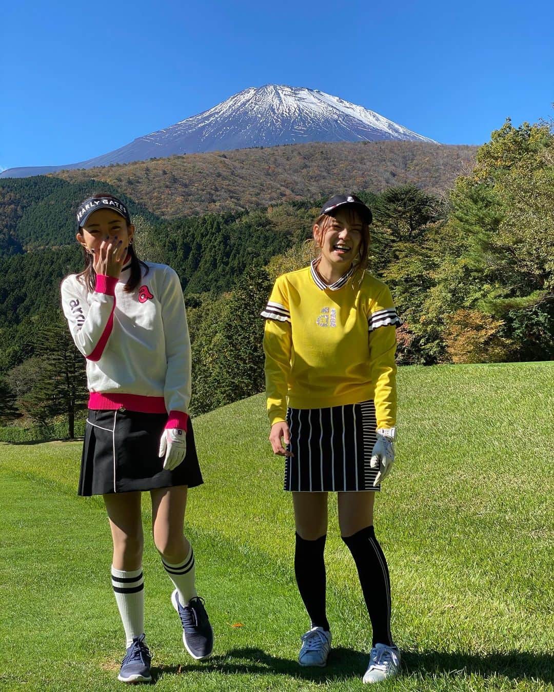 RIKAさんのインスタグラム写真 - (RIKAInstagram)「. 富士山をバックに🗻♡ . 笑いすぎた一日🤣 . なにがそんな面白かったのかな？ とりあえず妹が最高です🥰💕 @aya27_golf  . . . #ゴルフ#golf#⛳️#ゴルフ女子#ゴルフ好き#ゴルフウエア#ゴルフコーデ#ゴルフスイング#골프 #골프웨어 #골프스윙 #여행 #해외여행 #골프스타그램 #골프중독 #와인 #소주 #좋은시간 #アルチビオ #ゴートゥグリーン#ビビゴルフ#vivigolf#姉妹#富士山#篭坂ゴルフクラブ」11月1日 7時00分 - rinrikagolf