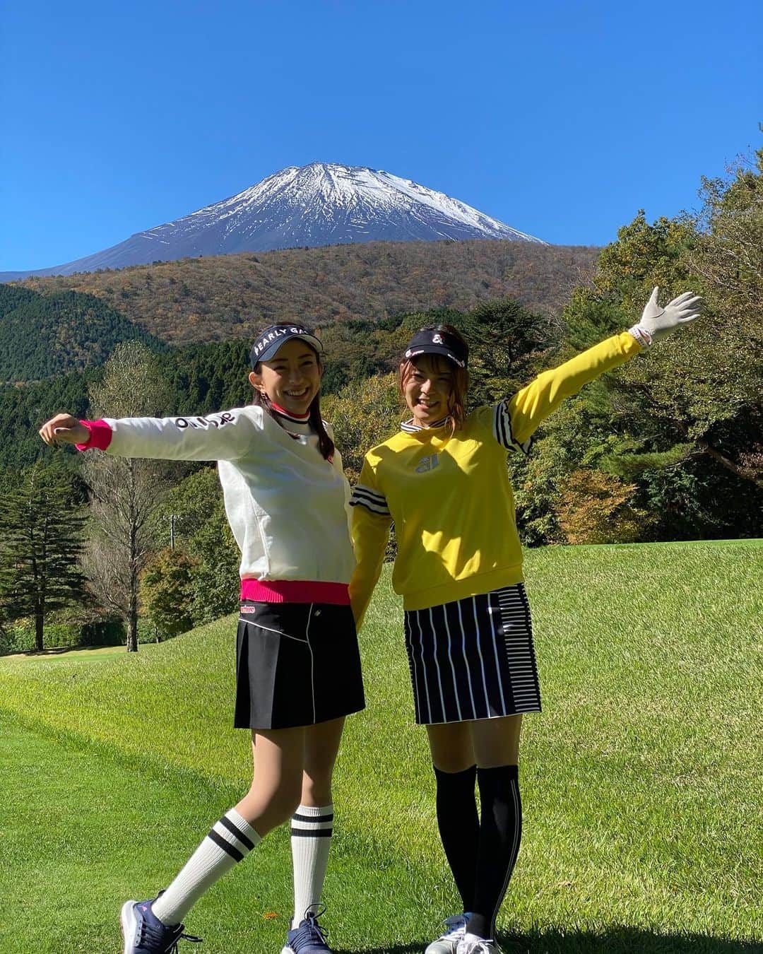 RIKAさんのインスタグラム写真 - (RIKAInstagram)「. 富士山をバックに🗻♡ . 笑いすぎた一日🤣 . なにがそんな面白かったのかな？ とりあえず妹が最高です🥰💕 @aya27_golf  . . . #ゴルフ#golf#⛳️#ゴルフ女子#ゴルフ好き#ゴルフウエア#ゴルフコーデ#ゴルフスイング#골프 #골프웨어 #골프스윙 #여행 #해외여행 #골프스타그램 #골프중독 #와인 #소주 #좋은시간 #アルチビオ #ゴートゥグリーン#ビビゴルフ#vivigolf#姉妹#富士山#篭坂ゴルフクラブ」11月1日 7時00分 - rinrikagolf