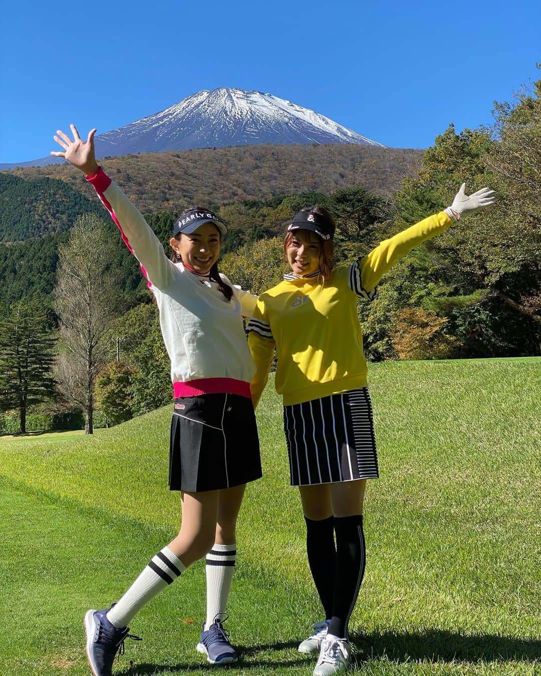 のインスタグラム：「. 富士山をバックに🗻♡ . 笑いすぎた一日🤣 . なにがそんな面白かったのかな？ とりあえず妹が最高です🥰💕 @aya27_golf  . . . #ゴルフ#golf#⛳️#ゴルフ女子#ゴルフ好き#ゴルフウエア#ゴルフコーデ#ゴルフスイング#골프 #골프웨어 #골프스윙 #여행 #해외여행 #골프스타그램 #골프중독 #와인 #소주 #좋은시간 #アルチビオ #ゴートゥグリーン#ビビゴルフ#vivigolf#姉妹#富士山#篭坂ゴルフクラブ」