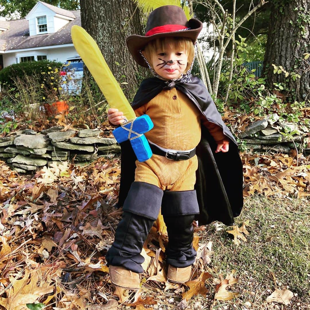 ベン・ワッツさんのインスタグラム写真 - (ベン・ワッツInstagram)「Wynston watts as puss n boots 🥾 his favorite movie or just boot as he calls it .  Mummy made him an awesome costume and he took to the streets of his Grandparents neighborhood to meet with a peacock...... perhaps to add another feather to his cap #pussnboots #wynstonwatts #peacock 📷 @xgabriela #happyhalloween」11月1日 7時05分 - wattsupphoto