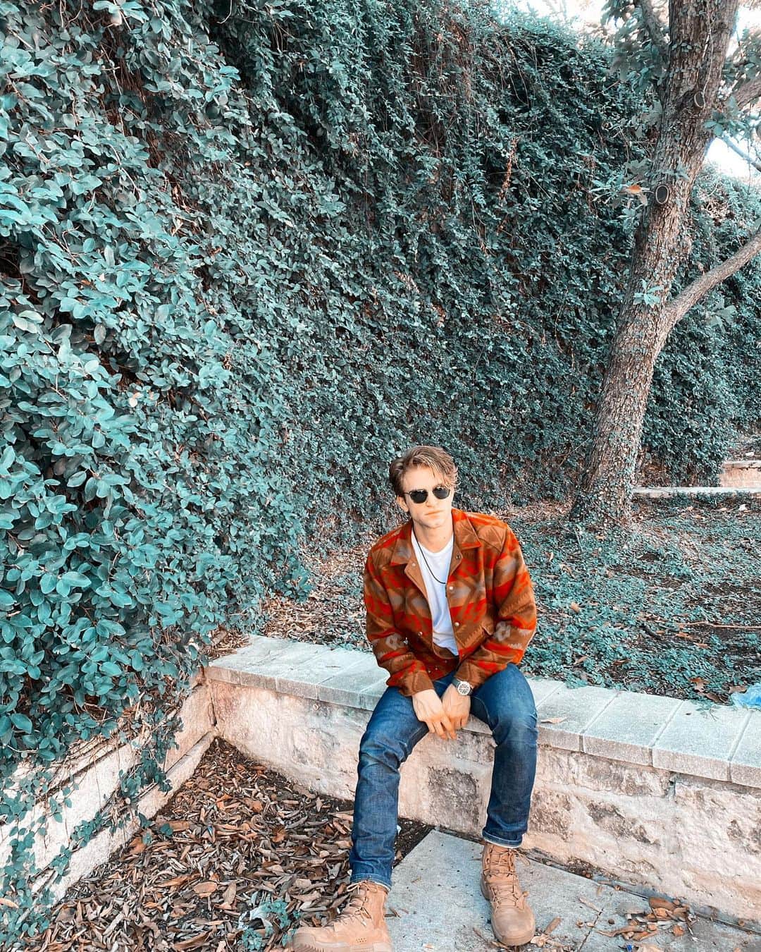 キーガン・アレンのインスタグラム：「Halloween swipe brought to you by @ali_collier Ali’s costume was an Instagram boyfriend (not pictured obviously)」