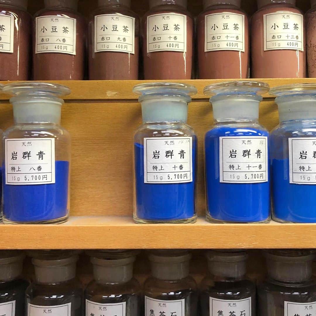 行正り香さんのインスタグラム写真 - (行正り香Instagram)「昨日は日本画家の友人の案内で、日本画絵具の画材屋さんに行きました。岩を砕いて作られた美しい色の数々。豊かな日本の色彩に感動しました。#rikayukimasa #行正り香 #カラオケEnglish」11月1日 7時27分 - rikayukimasa