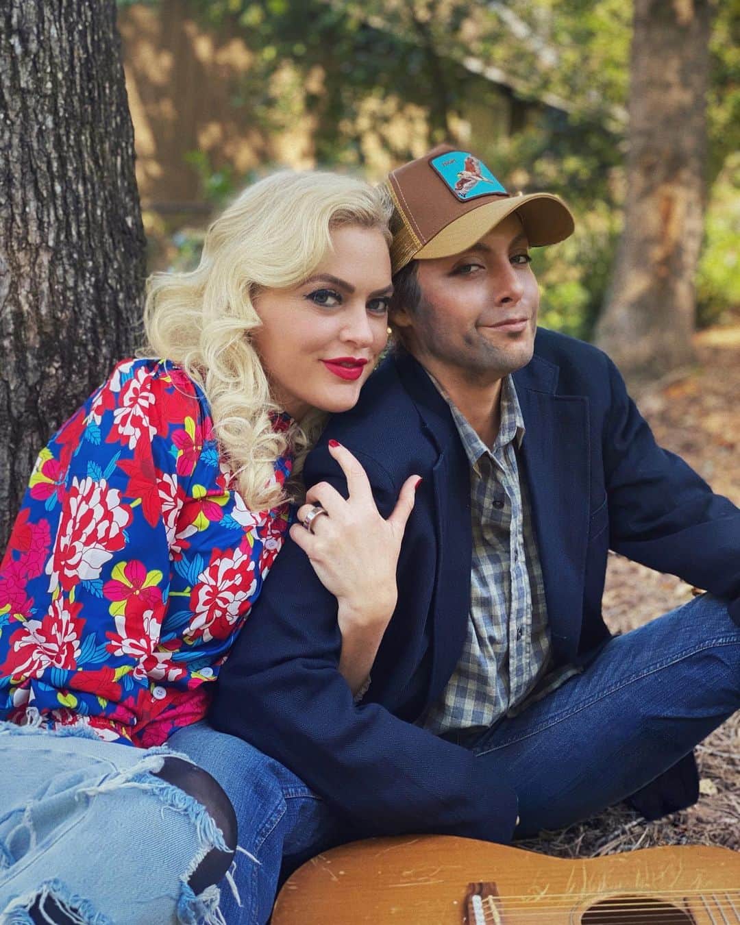 エリザベス・ギリースのインスタグラム：「My beautiful fiancé Gwen & I would like to wish you a very Happy Halloween.」