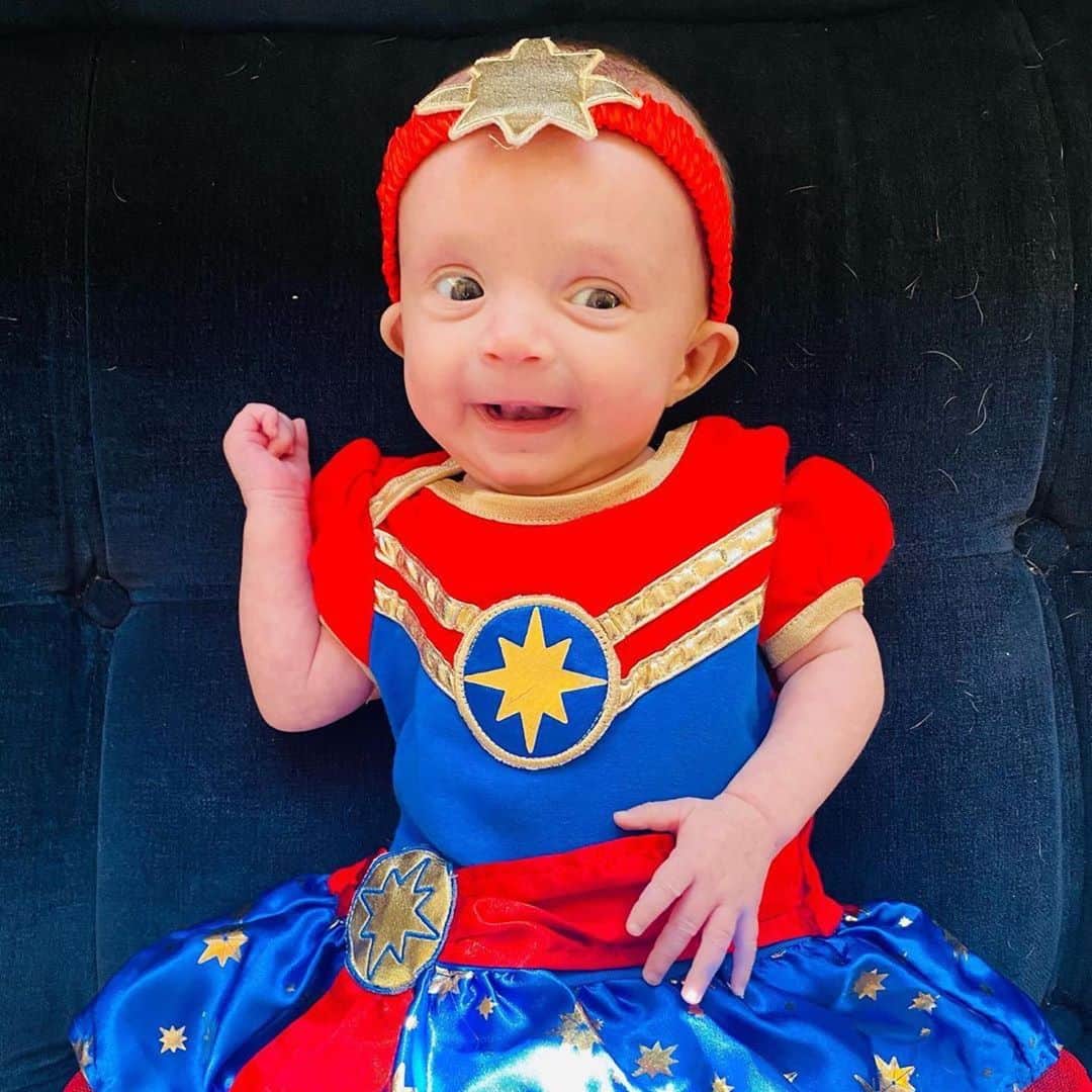 コリン・ドネルのインスタグラム：「A little bit about our little Superhero Cecily and a big thank you to all the #healthcare #heroes. I don’t know that I can ever properly thank the amazing people of @mountsinaipediatrics.   #Repost @pattimurin ・・・ For her first Halloween, Cecily is Captain Marvel because she’s a real life, true superhero. Almost 6 weeks ago, at just 10 weeks old, Cecily had open heart surgery to repair a rather large hole that she was born with. A lot of babies are born with this condition, but the majority of them close up on their own. We found out about this when I was 22 weeks pregnant, so we’d known for a while that this was inevitable. But no matter how much you prepare mentally, watching your impossibly tiny new daughter go through an incredibly serious and invasive surgery is gut wrenching at best. And helping her recover day by day, breath by breath, has been humbling and inspiring. Our daughter isn’t even 4 months old and she’s already more badass than I’ll ever be.   What was so difficult for me and. @colindonnell was made slightly less difficult by all of the phenomenal humans at @mountsinaipediatrics. Her surgeon, anesthesiologists, cardiology team, nurses, nurse practitioners, support staff, security guards, physician’s assistants, I could go on and on about every person who helped us along that terrifying path. I have never felt so supported and taken care of, and I was able to sleep at night knowing that she was in the very best hands there are. There is no way to adequately thank the people who have quite literally saved your child’s life, but we won’t stop trying.   Also? They have THERAPY DOGS through @mountsinai_pawsandplay as part of their program. As soon as I saw that, I knew we were in the right place.   She is doing so, so well now. She’s the most heroic person I know, and I can’t wait to tell her stories about how brave she was when she was just a teeny bean. “Life is not the things that we do, it’s who we’re doing them with.”」