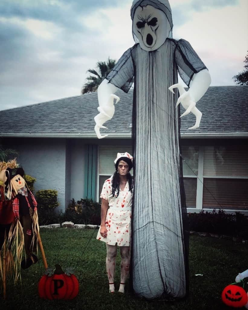 ペイジュ・レイリーさんのインスタグラム写真 - (ペイジュ・レイリーInstagram)「Me & Bae  • • • #happyhalloween 🎃 #halloween #zombie #nurse #goblin #night #florida #spooky #love」11月1日 7時54分 - paigeraileysailor