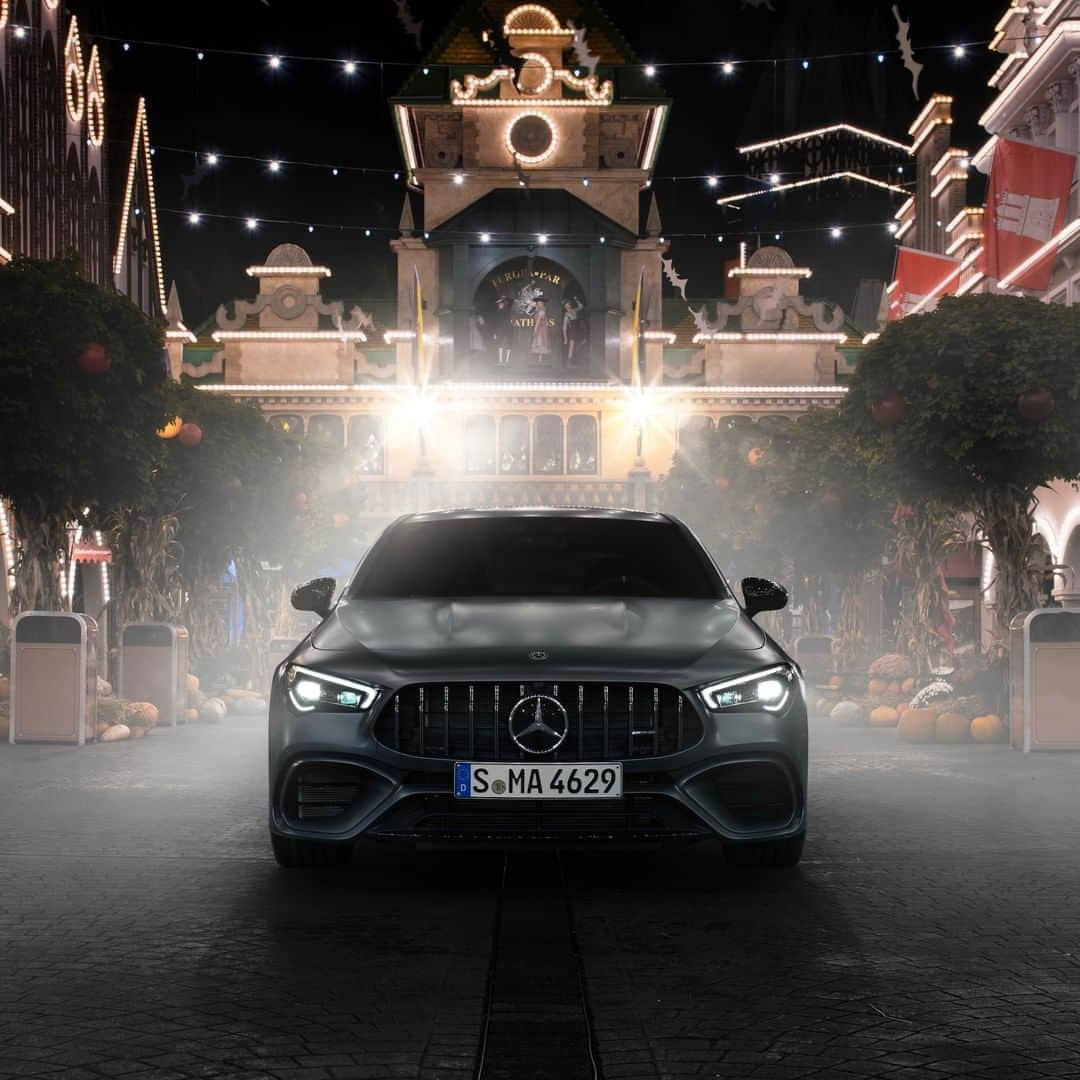 メルセデス・ベンツさんのインスタグラム写真 - (メルセデス・ベンツInstagram)「Take this Halloween to the next level! Scary good! Happy Halloween! 🎃   📸  @phpicsphotography for #MBsocialcar #MercedesBenz #MB #halloween @europapark」11月1日 7時56分 - mercedesbenz