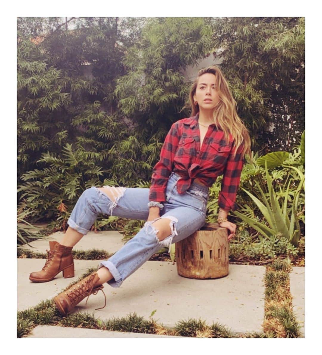 クロエ・ベネットのインスタグラム：「Really wanted to scare the neighborhood children this year, so I give you...slutty Don jr sitting on a stump. #happyhalloween」