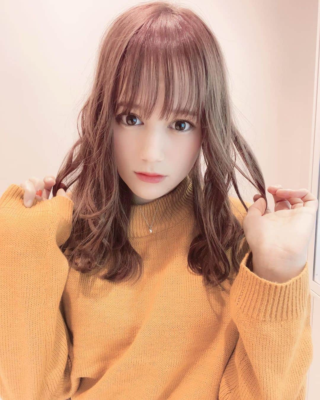 リロイここのインスタグラム：「. 髪の毛切って頂きました♡♡ 可愛い色にしてもらった🥺❣️ 毛先も整えてもらてて良かった！！ 切ってもらうところ半個室みたいになっててすごくまったり出来ました(❁´ω`❁)🥰 コロナ対策もバッチリですね˙˚ʚ(　•ω•　)ɞ˚˙  #美容院 #美容院帰り #ピンクブラウン #サロン#ハーフ#モデル#pinkhair #pink#大宮ヘアサロン#ヘアサロン#大宮美容室」