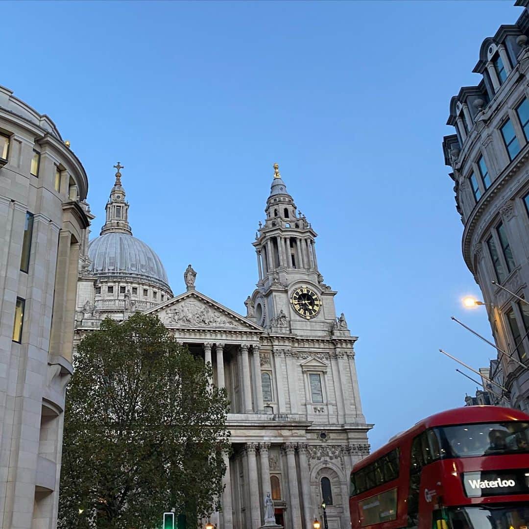 岡村仁美さんのインスタグラム写真 - (岡村仁美Instagram)「セントポール大聖堂からのロンドンの夕景。 娘を抱っこして376段を登った甲斐がありました😂 イングランドは来週から再びロックダウン。その前に行けてよかった。  #saintpaulcathedral #ロンドン生活 #すっかり日が短くなりました #明日はきっと筋肉痛」11月1日 7時58分 - hitomi_okamura_