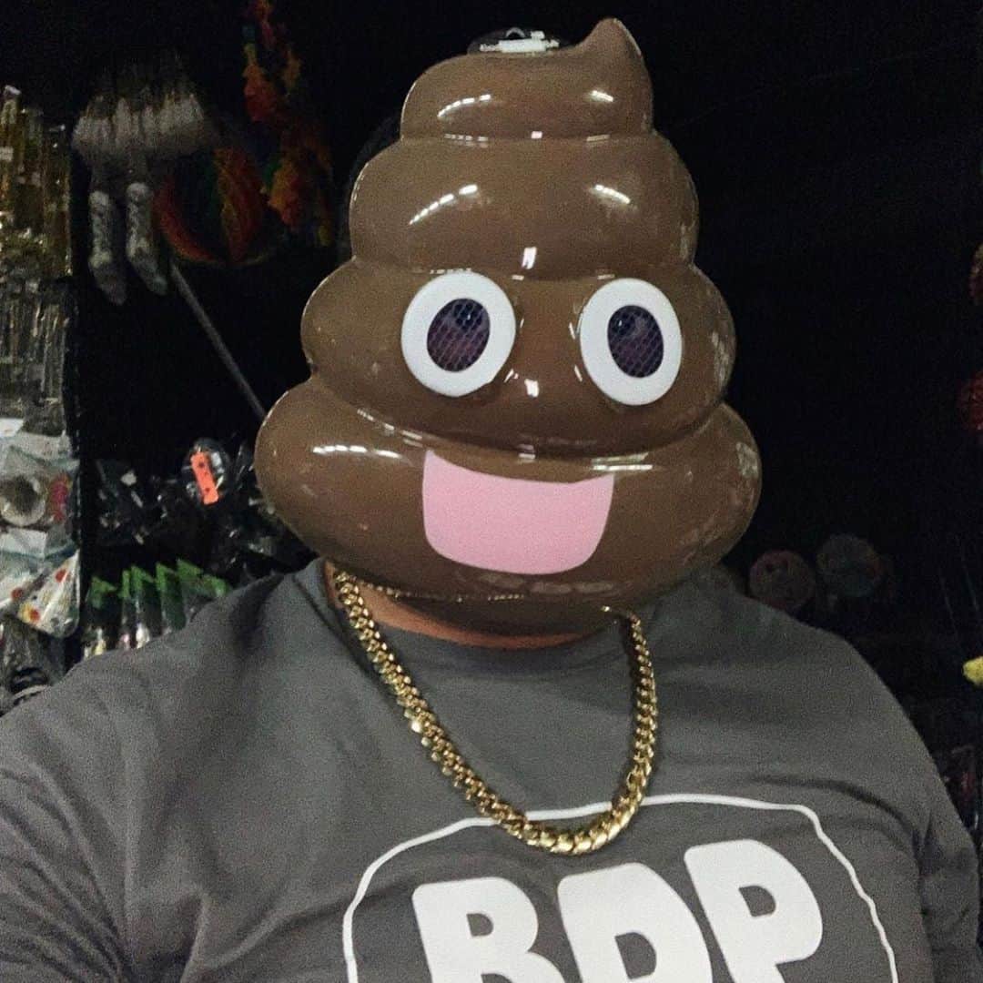 ラズ・アロンソのインスタグラム：「Happy Halloween folks! From your favorite sh*thead! 💩 *ya’ll see that creepy eye contact? 👁」