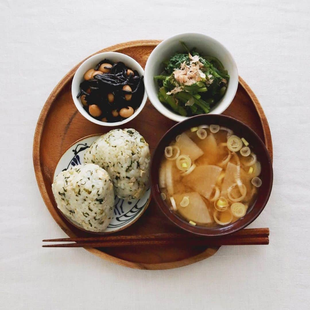 樋口正樹さんのインスタグラム写真 - (樋口正樹Instagram)「Today's breakfast . 今朝は大根の味噌汁、 高菜ご飯のおにぎり、 ひじき、春菊お浸し。 . . #すべて残りものですけど #地味に美味しい #おにぎり #おにぎりアクション #おにぎりアクション2020 #朝食 #高菜ごはん #ひじき煮 #春菊のお浸し #味噌汁 #大根の味噌汁 #japanesbreakfast #japanesefood #onigiri #riceball」11月1日 8時05分 - higuccini