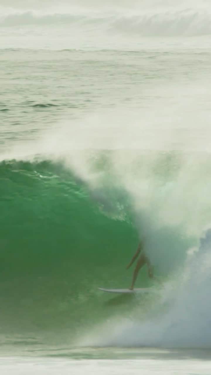 ローラ・エンバーのインスタグラム：「short but sweet!  @billabongwomens @dhdsurf  🎥 @tomjenno」